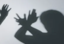 Mulher escraviza vítima por 25 anos e é condenada no Reino Unido