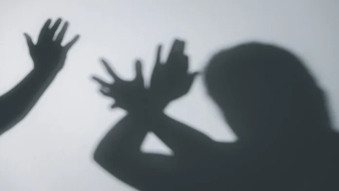 Mulher escraviza vítima por 25 anos e é condenada no Reino Unido