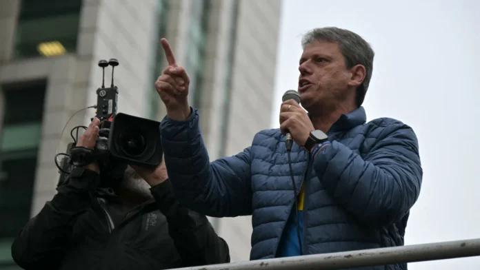 Tarcísio promete 'trabalhar muito em prol do Flávio' após crise com clã Bolsonaro