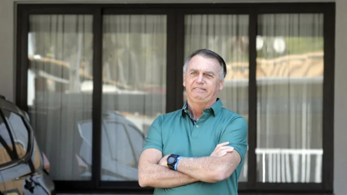 Defesa pede prisão domiciliar humanitária a Bolsonaro e cita queda na prisão