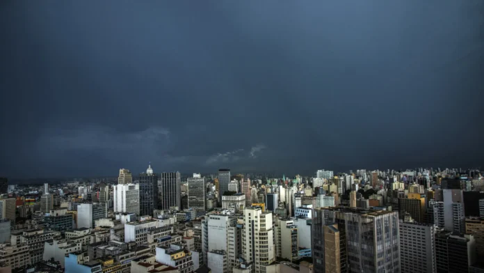 Após temporal, Grande São Paulo amanhece com 14 mil imóveis sem energia
