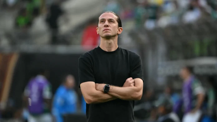 Vasco tem expulso, Flamengo vence na volta dos titulares e respira no Carioca