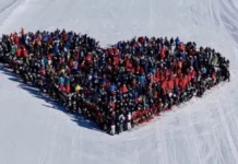 Esquiadores homenageiam vítimas do incêndio em bar na Suíça; veja