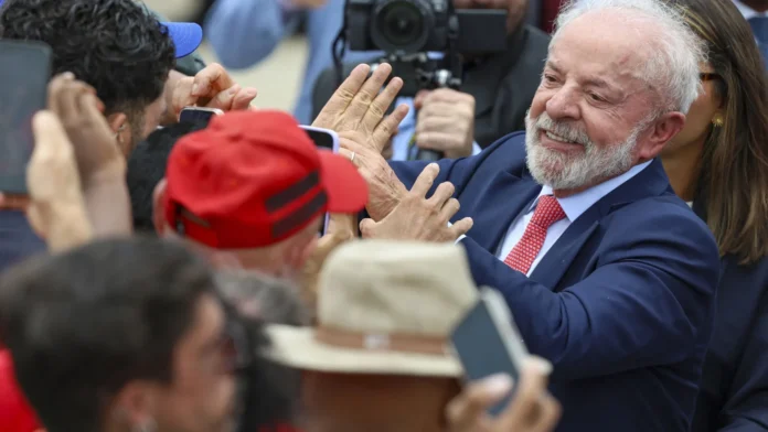 Lula deixa hospital após cirurgia de catarata no olho esquerdo