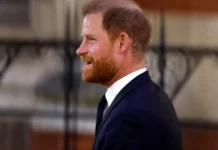 Príncipe Harry se emociona ao relatar perseguição da imprensa contra Meghan Markle