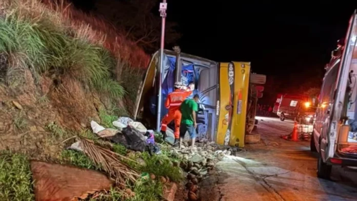 Acidente com ônibus clandestino em Minas Gerais deixa cinco pessoas mortas, incluindo um bebê
