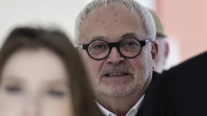 Ex-senador francês é condenado por dopar bebida de deputada