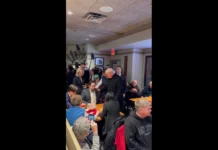 Trump visita restaurante e cidadão pergunta: “Posso rezar por você?”