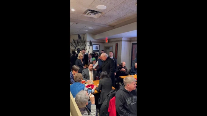 Trump visita restaurante e cidadão pergunta: "Posso rezar por você?"