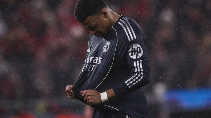 Mbappé dá murro na mesa após derrota contra Benfica: "Vergonha"