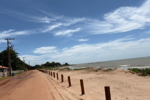 Praia de Manguinhos recebe piquetes para auxiliar na preservação ambiental