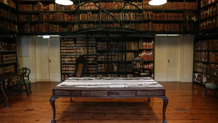 Brasileiros procuram em arquivo português provas de que são donos de terras