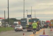 Motociclista fica ferido após colisão com carro na BR-101 em Campos