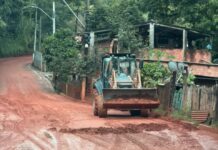 Chuvas provocam transbordamento de rio, quedas de pontes e deslizamento