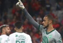 Chapecoense vira time dos minutos finais e se mantém invicta em volta à Série A