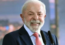 Lula sugere fazer um cafuné na mulher ou no marido antes de pegar o celular