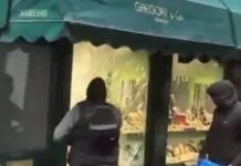 Dois homens assaltam joalheria em plena luz do dia em Londres; vídeo