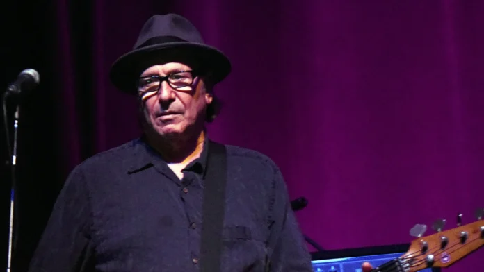 Morre Fred Smith, que foi baixista da banda de rock Television, aos 77 anos