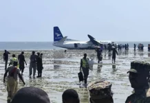 Avião com 55 pessoas faz pouso de emergência e vai parar no mar; veja