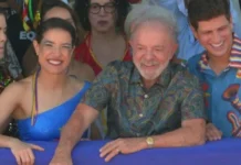 Lula acompanha desfile no Recife ao lado do prefeito João Campos e da governadora Raquel Lyra