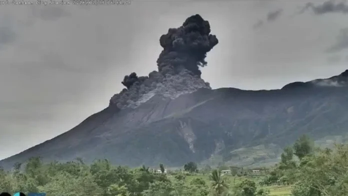 Vulcão Kanlaon entra em erupção nas Filipinas; veja as imagens