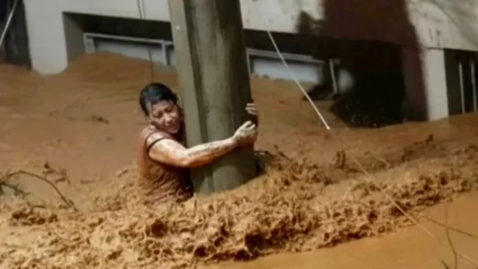 Mulher sobrevive após 3h agarrada a um poste durante enchentes em MG