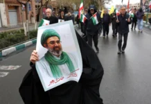 Líder do Irã ameaça inimigos após morte de chefe de inteligência