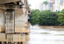 Defesa Civil faz limpeza nos pilares das pontes Barcelos Martins e Leonel Brizola