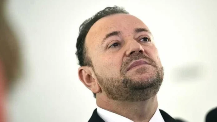 Presidente do PT diz que Flávio Bolsonaro é 'essência do pensamento fascista' e alerta sigla