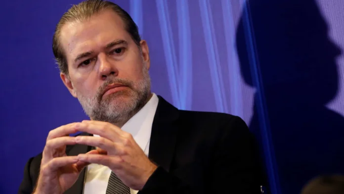 Senador obtém assinaturas para abrir CPI contra Moraes e Toffoli por caso Master