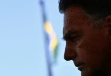 Bolsonaro está estável, mas situação é extremamente grave, diz médico