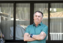 Com vômitos e calafrios, Bolsonaro é levado para hospital, diz Flávio