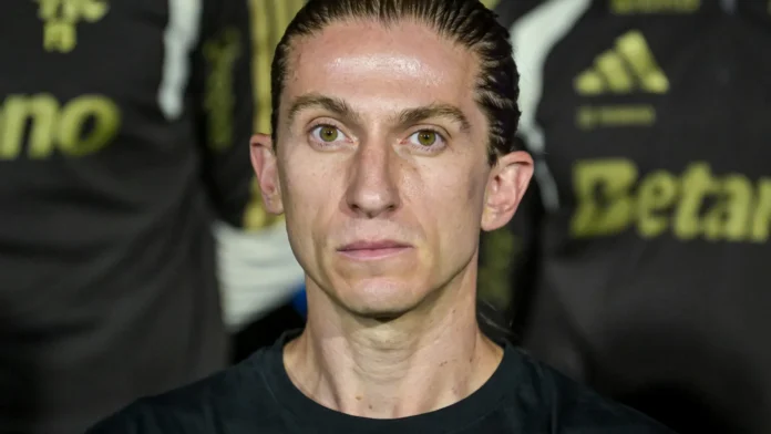 Filipe Luís faz despedida emocionante do Flamengo: "Levo no coração"