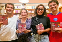 Andrea Beltrão vai a evento com os três filhos e posa para rara foto em família