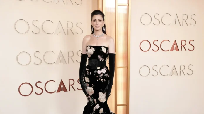 Anne Hathaway abre o coração sobre inseguranças com o corpo