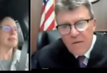 Mulher entra em audiência dirigindo, mente e leva bronca de juiz; veja