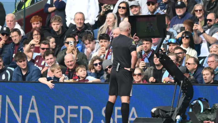 Maioria dos torcedores rejeita VAR e pede fim na Premier League inglesa