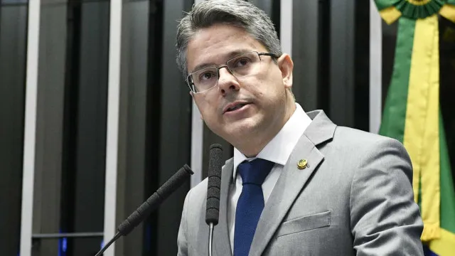 Alessandro Vieira diz que escritório da esposa de Moraes move processo contra ele