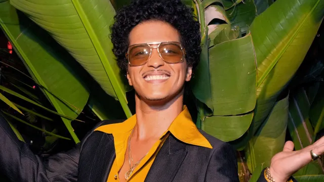 Bruno Mars vira alvo de críticas ao divulgar turnê de Chris Brown