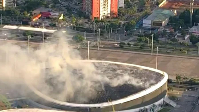 Bombeiros combatem incêndio no velódromo do Parque Olímpico, no Rio
