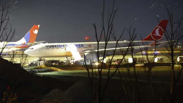 Avião pega fogo ao pousar no Nepal e aeroporto é fechado; veja as imagens