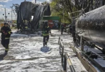 Pelo menos três mortos em ataques russos e Kiev bombardeia petroleiros