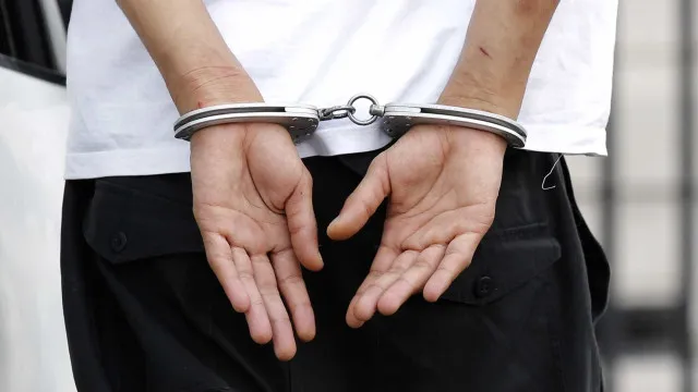 Influenciadora e o ex-marido são presos por estupro contra os filhos