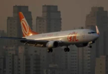 Avião cargueiro da Gol sai da pista após pouso em Salvador
