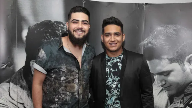 Henrique e Juliano tranquilizam fãs após acidente com helicóptero da família