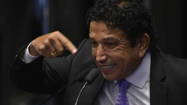 Magno Malta dá tapa na cara de técnica durante exame no DF: "Imunda"