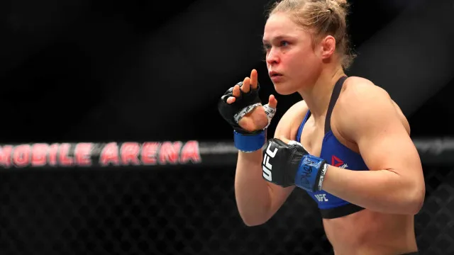 Ronda Rousey finaliza luta em 17 segundos no retorno das lendas do MMA feminino