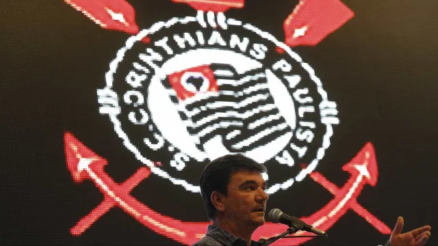 Corinthians: queda de Andrés teve bate-boca, vice expulso e espuma