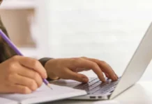 7 em cada 10 formados em licenciatura EAD de português e matemática ficam abaixo do básico