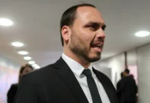 Carlos Bolsonaro se desculpa com Ana Campagnolo após racha no PL de SC